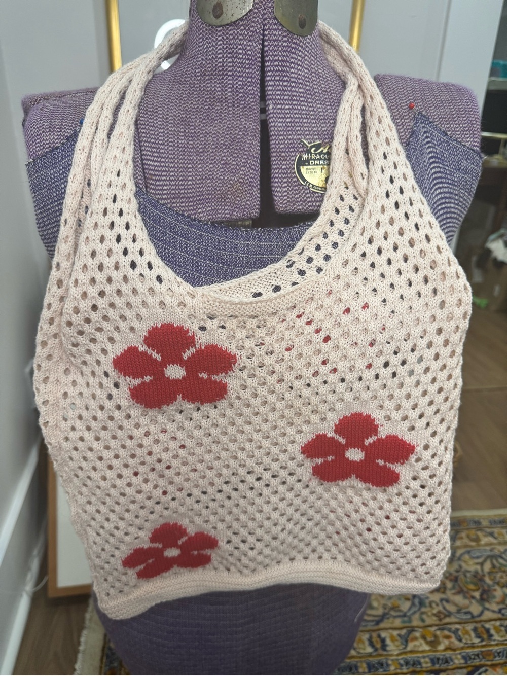 Vintage Hand-Knit Beige Mesh market bag  with Red Flowers. Adorable!!🥰